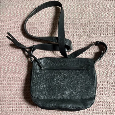 Bolso de hombro Treasure & Bond cruzado con solapa de cuero negro Foto 1 de 4