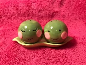 Juego de agitadores de sal y pimienta Pfaltzgraff Dos guisantes en una vaina ¡NO magnético! ¡NUEVO en caja! - Imagen 1 de 5