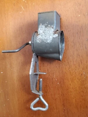 Винтажная металлическая терка мускатная мельница для специй крепление на стол, рукоятка - Изображение 1 из 4