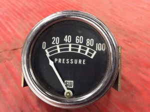 NOS Stewart Warner 100 PSI Oil Pressure Gauge Small Face Mechanical 352-AY - Picture 1 of 4