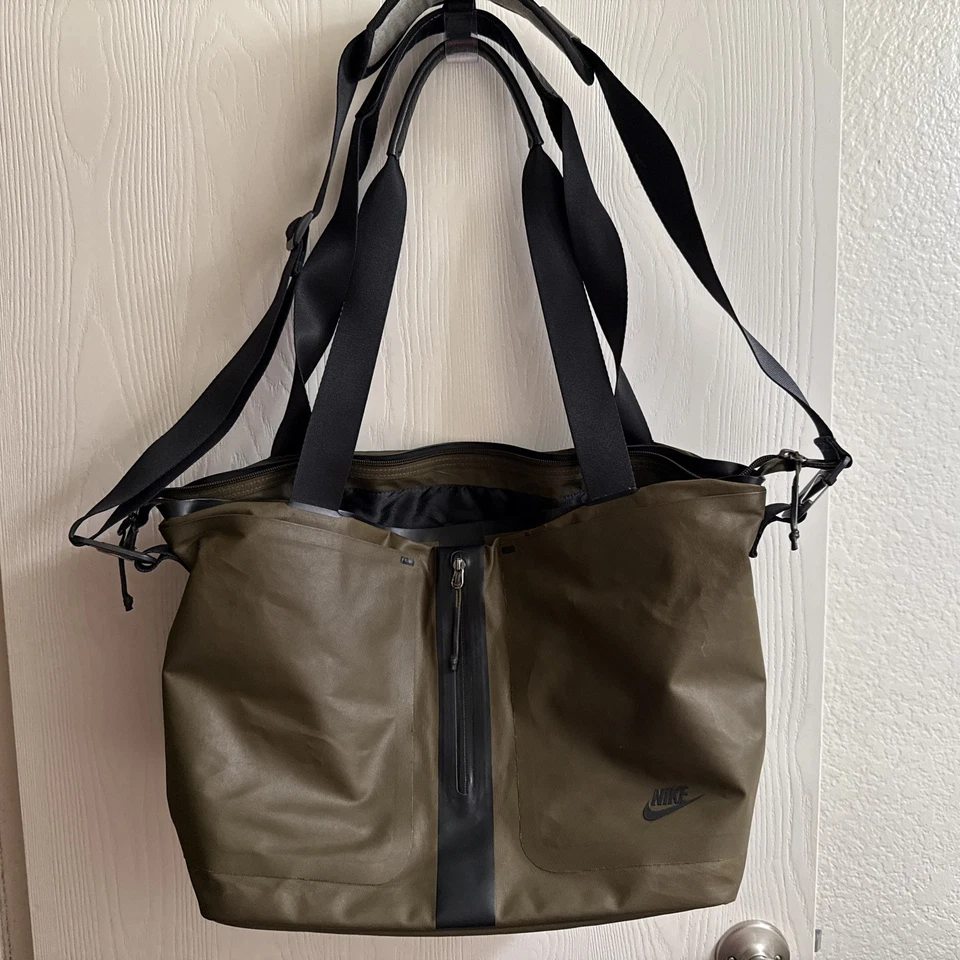 Bolso Mensajero Nike Tech Bonded Encerado Oliva Sequoia Negro Foto 1 de 4