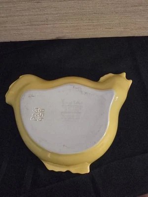 Plato para servir Sur La Table amarillo con forma de pollo Foto 1 de 4