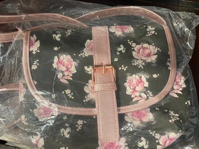 Bolso Bandolera Loungefly Disney Minnie Mouse Diseño Floral Negro y Rosa Foto 1 de 4