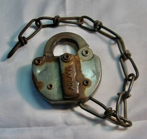 ANTIQUE RAILROAD PADLOCK C & N W (CHICAGO NORTH WESTERN) - Picture 1 of 2