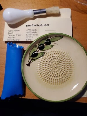 Pelador de ajo pintado a mano hecho a mano hecho en España, pelador y cepillo incluidos Foto 1 de 4