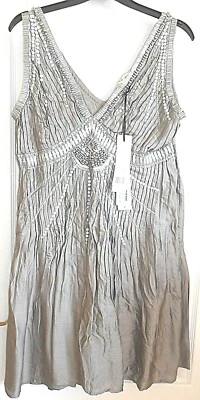 Brandneu mit Etikett Uttam Boutique silbergrau Pailletten & Perlendetail komplett gefüttert Kleid Größe M - Bild 1 von 3
