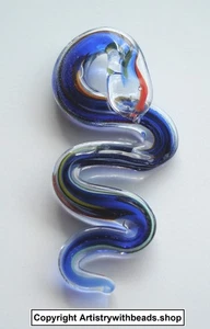 Ciondolo Serpente Vetro 1 Charm Vetro Dicroico Blu Multicolore 65x30x10mm GBS070C - Foto 1 di 6