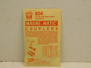 Accoppiatori Kadee Scala O #804 Magne-Matic una coppia con ingranaggio Draft - Foto 1 di 2