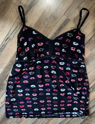 Camisola Secret Treasures negra con estampado de labios rosa talla 3X Foto 1 de 3