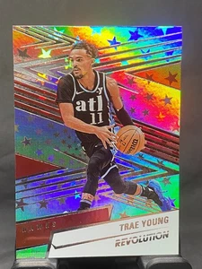 TRAE YOUNG 2024-25 REVOLUCIÓN BALONCESTO ASTRO ATLANTA HALCONES - Imagen 1 de 2