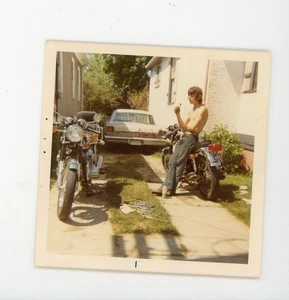 Hemdloser Mann posiert mit Motorrad - Vintage Schnappschuss gefunden Farbfoto - Bild 1 von 3