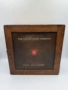Vintage Pennsylvania Railroad Erste Hilfe Schrank mit Extras (CP2014552) - Bild 1 von 7