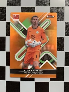Camiseta Topps Finest Bundesliga Koen Casteels 2021-22 naranja número 01/25 - Imagen 1 de 2