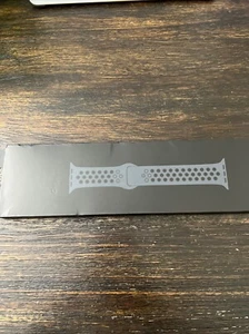 AUTHENTIQUE Apple Watch anthracite/noir bracelet sport Nike 40 mm MX8C2AM/UNE BOÎTE OUVERTE NEUF - Photo 1 sur 6
