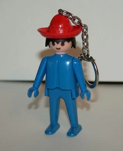 Playmobil blaue Figur roter Hut schwarze Haare Spielzeug Promo Schlüsselanhänger neu NOS 1974 Geobra - Bild 1 von 1