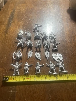 Metal Miniatures Loose Figures D&D Lot Of 17 Essex Collection Knights & Shields - Image 1 of 4