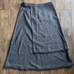 Falda midi para mujer Christopher & Banks gris carbón envolvente sintética con flecos talla 6 - Imagen 1 de 13
