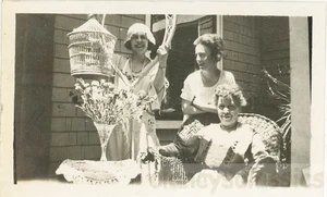 1927 Frauen sitzen Sonnenschein Blumen in VAse Vogel im Käfig - Bild 1 von 1