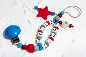 ♥ SCHNULLERKETTE "Herzbubi" mit PERSÖNLICHEN WUNSCHDOPPELNAMEN ♥  - Bild 1 von 5