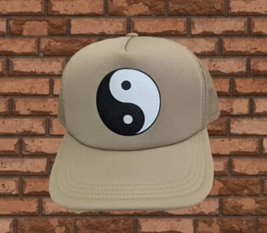 Truckermütze Kappe khaki braun Yin Yang Patch Netz Schirm Kissen Druckknopflasche Unisex  - Bild 1 von 5