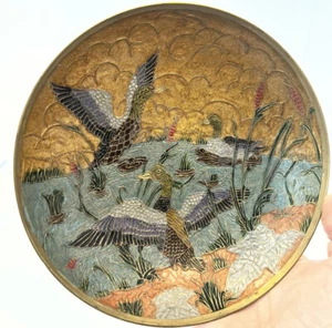 "Plato artístico vintage MCM Cloisonne latón y esmalte pato volador aves acuáticas 8""" - Imagen 1 de 10