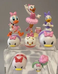 DISNEY ALL THINGS DAISY DUCK SET OF 10 FIGURES & ACCESSORIES TSUM TSUM APPLAUSE - Picture 1 of 20