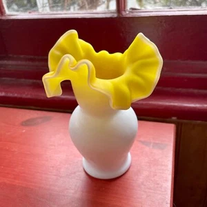 5" Kenawha weiß & narzissengelb Rüschen Glas Vase Vintage - Bild 1 von 3