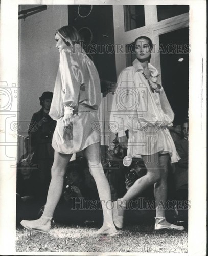 1976 Stampa Foto Kenzo Sacco Abiti Causa Scalcio durante le proiezioni di Parigi mjb13505