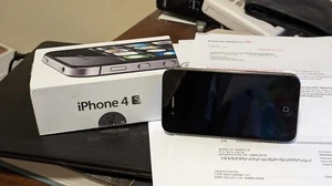 Apple iPhone 4S 16GB BLACK -Great as an iPod or MP3 Player. (Maybe Locked) - Picture 1 of 1