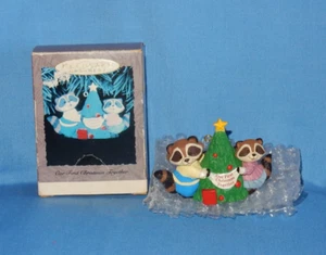 Hallmark 1993 Our First Christmas Together mapaches adorno en caja - Imagen 1 de 9