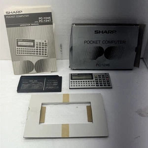 Sharp Pocket Computer PC -1246 con manuale di programmazione e scatola non funzionante leggi - Foto 1 di 10