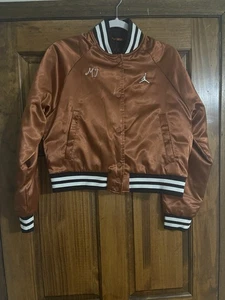 Nike Jordan Damen Varsity Jacke In Dusty Peach - Größe: S - Bild 1 von 8