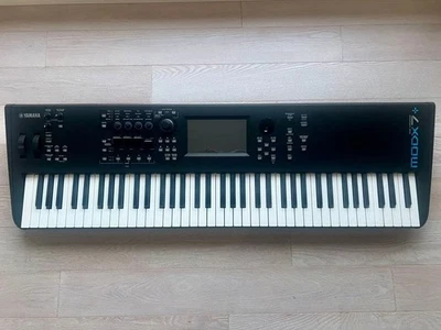 YAMAHA MODX7 76-Key Synthesizer Semi-Weighted Keyboard mit Adapter & Handbuch - Bild 1 von 4