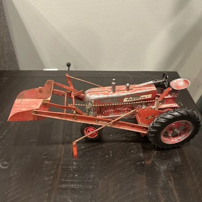 McCormick Farmall 450 trattore giocattolo vintage con caricatore 1:16 - Immagine 1 di 4