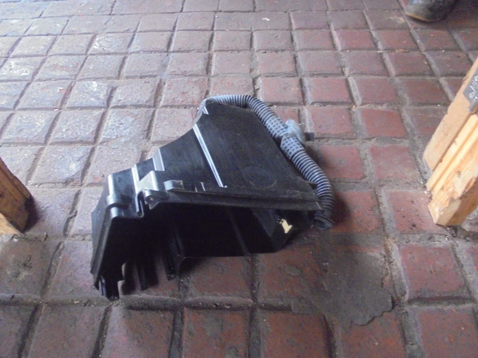 bmw z3 ecu box and fan from 1999 - Image 1 of 1