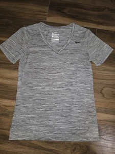 Nike Dri-Fit The Nike Tee sportlicher Schnitt grau schwarz gestreift V-Ausschnitt Damen Gr. S - Bild 1 von 3