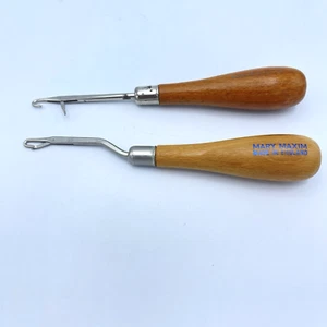 Vintage Menge 2 Riegel Haken Ziehen Teppich Werkzeuge Holzgriffe gebogen & gerade England - Bild 1 von 7