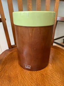 ¿Bote de basura verde cerámica Nautica? Envolvedora chapa de madera 10 1/2" - Imagen 1 de 10