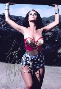LYNDA CARTER firmato come WONDER WOMAN.... OVERSIZE OTTIMA IMMAGINE con COA - Foto 1 di 3