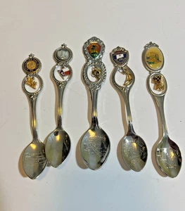Set of 5 Collectible Souvenir Spoons with Charms - Bild 1 von 11
