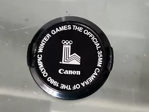 Canon 'Fotocamera Ufficiale 35mm dei Giochi Olimpici Invernali 1980' Tappo Obiettivo 52mm - Foto 1 di 2