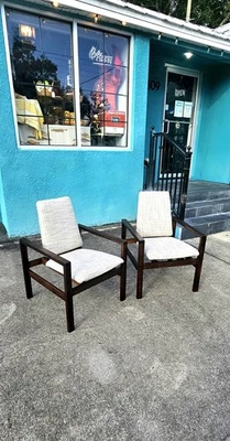 Par de sillones flotantes modernos de mediados de siglo tapizados nuevos Foto 1 de 4