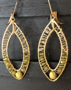 Pendientes colgantes artesanales hechos a mano con cuentas verdes tono dorado envoltura de alambre boho - Imagen 1 de 5