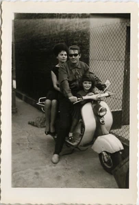 ALTES FOTO - VINTAGE SNAPSHOT - SCOOTER VESPA BRILLE FAMILIE LUSTIG - BRILLE - Bild 1 von 1