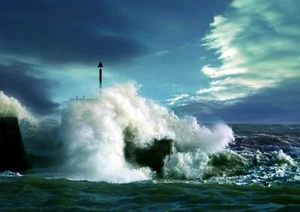 Fototapete - STÜRMISCHE WELLE - (3017J) - VLIES - Tapete - Ozean Natur Leuchtturm - Bild 1 von 1