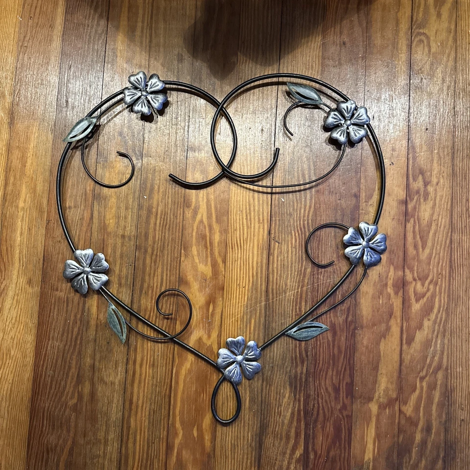 Arte romántico de decoración de pared con corazón de metal de colección con acento floral de vid Foto 1 de 4