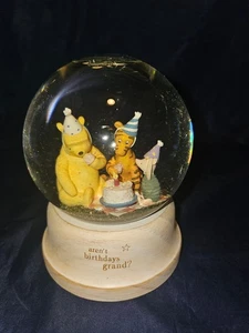 Disney Clásico Winnie the Pooh No Cumpleaños Gran Musical Globo de Nieve Caja - Imagen 1 de 6