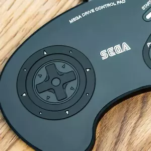 SEGA MEGA DRIVE CONTROLLER - WIRELESS CHARGING MAT - BRAND NEW - SEGA-MDCT-CM - Picture 1 of 2