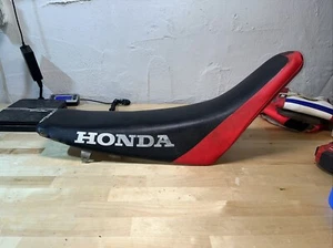 OEM HONDA CR80R CR80 CR85 ASIENTO MOTO CROSS #77100-GBFH-8300 rojo negro - Imagen 1 de 13