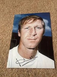 Signiert JACKIE CHARLTON LEEDS AND ENGLAND LEGEND 12 x 8 Foto - Bild 1 von 3